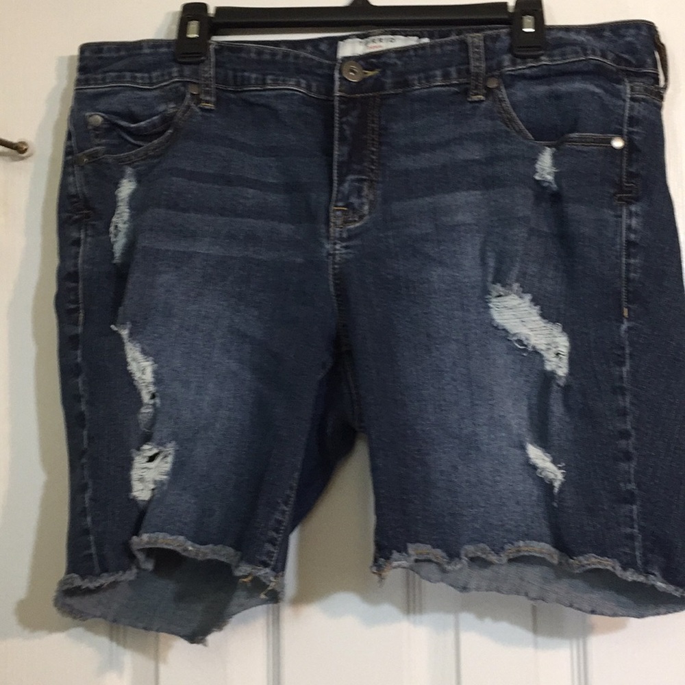 Torrid Distressed Denim Shorts size 18 EUC